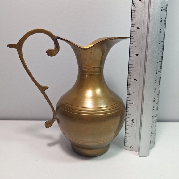 Vintage small brass pitcher made in India - Picture 15 of 16